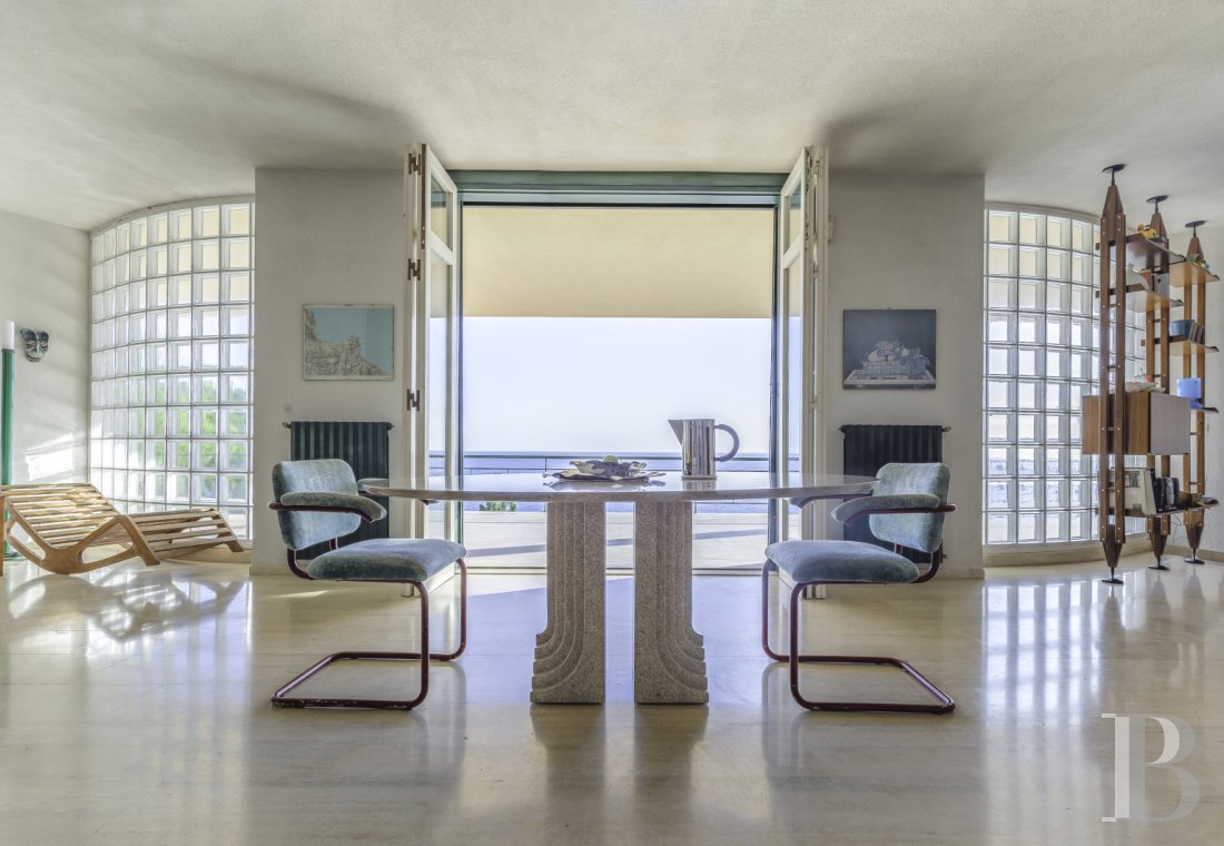 A modernist-inspired house set over the sea to the east of Palermo in Sicily - photo  n°14